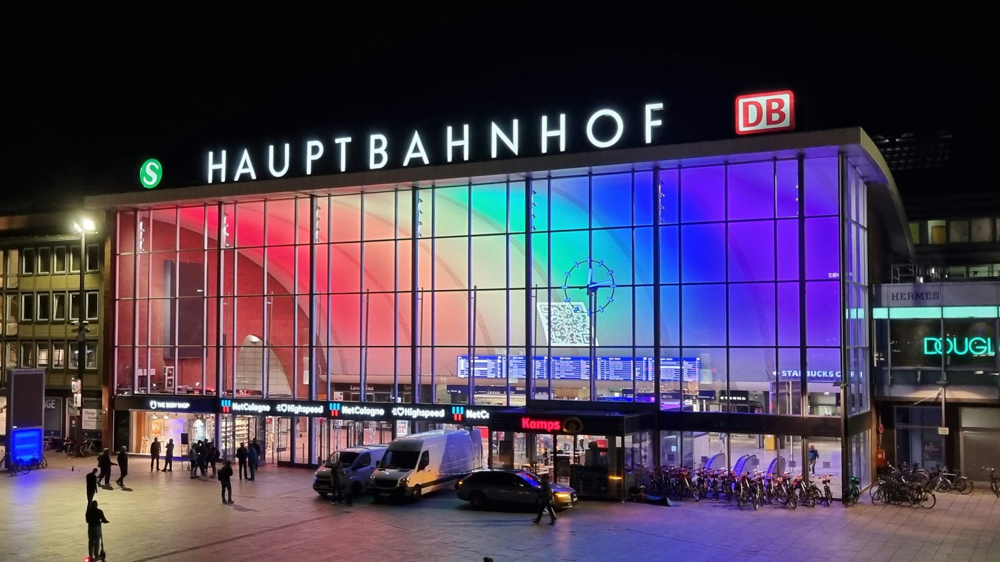 Der Kölner Hauptbahnhof erstrahlt am 1. Juni 2023 in Regenbogenfarben.