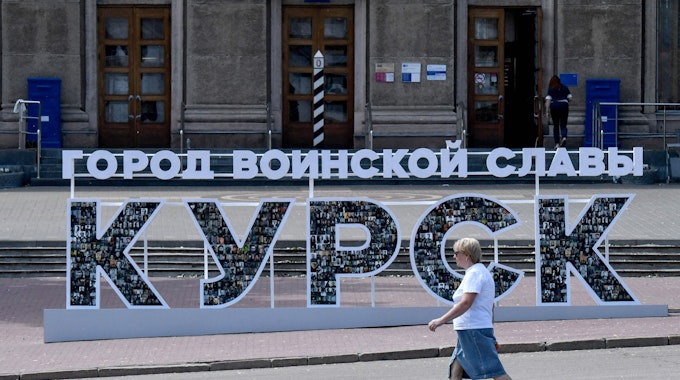 Eine Frau läuft in Kursk an einer Installation mit dem Namen der russischen Stadt vorbei. (Archivbild)