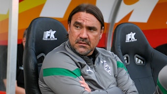 Daniel Farke in seinem letzten Spiel als Trainer von Fußball-Bundesligist Borussia Mönchengladbach. Das Bild zeigt den 46-Jährigen am 31. Mai 2023 während des Test-Kicks beim Hallescher FC. Farke hat die Arme verschränkt.