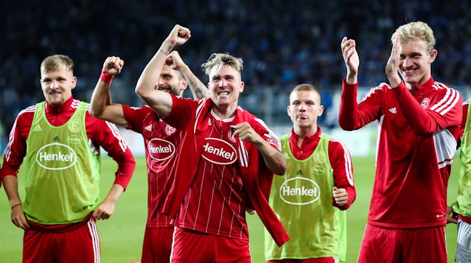 Niko Vukancic, Nicolas Gavory, Felix Klaus, Daniel Bunk und Christoph Klarer applaudieren den Düsseldorfer Fans nach dem Spiel beim 1. FC Magdeburg.