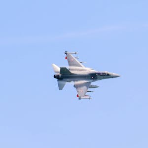 Ein Kampfjet vom Typ F-16 der dänischen Luftwaffe ist am Himmel unterwegs.