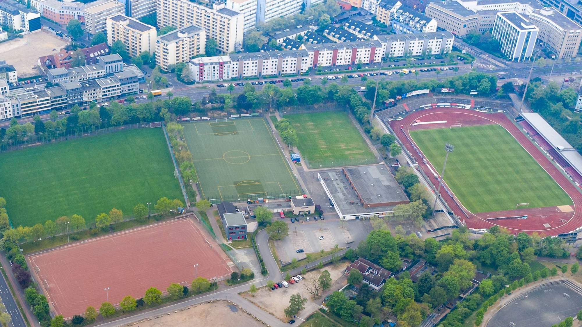 Luftaufnahme vom Jean-Löring-Sportpark mit den einzelnen Spielfeldern.