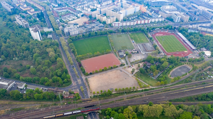 Luftaufnahme vom Jean-Löring-Sportpark mit den einzelnen Spielfeldern.