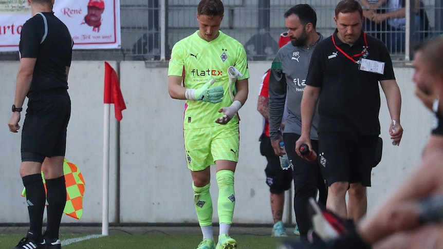 Jan Olschowsky, Keeper von Borussia Mönchengladbach, hat sich beim Freundschaftsspiel gegen den Halleschen FC am 31. Mai 2023 am Daumen verletzt. Das Foto zeigt ihn bei seiner Auswechslung.