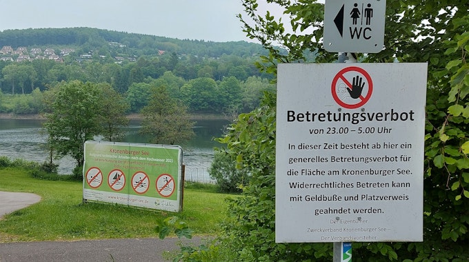 Das Bild zeigt zwei Schilder, mit denen am Kronenburger See auf das Bade- und das Betretungsverbot hingewiesen wird.