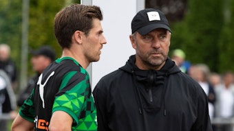 Gladbach-Star Jonas Hofmann (l.) ist von Bundestrainer Hansi Flick (r.) für das DFB-Team nominiert worden. Hier sind die beiden am 7. Juli 2022 während des Fohlen-Trainingslagers in Rottach-Egern zu sehen. Flick trägt eine Kappe.