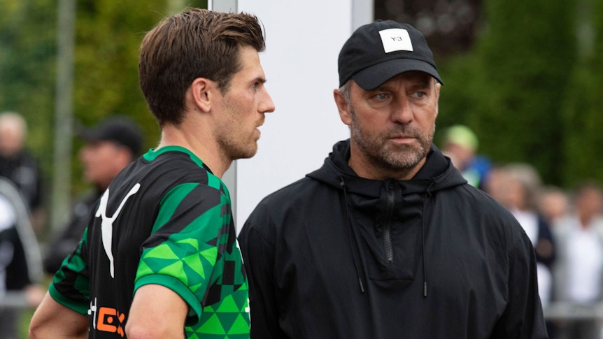 Gladbach-Star Jonas Hofmann (l.) ist von Bundestrainer Hansi Flick (r.) für das DFB-Team nominiert worden. Hier sind die beiden am 7. Juli 2022 während des Fohlen-Trainingslagers in Rottach-Egern zu sehen. Flick trägt eine Kappe.