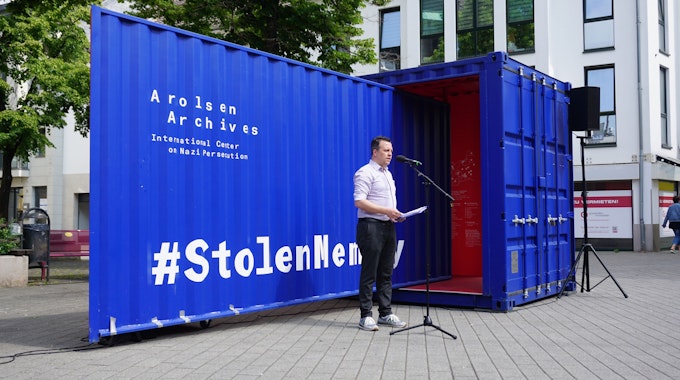 Euskirchens Bürgermeister Sacha Reichelt vor einem der Container der Containerausstellung #StolenMemory auf dem Klosterplatz in Euskirchen.