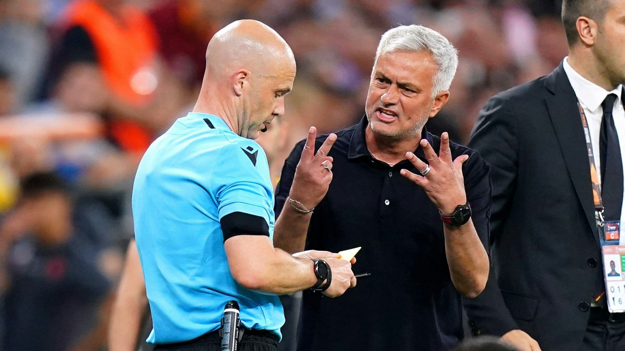 Jose Mourinho (r) kritisierte Schiedsrichter Anthony Taylor nach dem verlorenen Europa-League-Finale massiv.