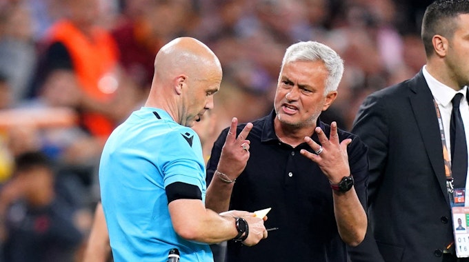 Jose Mourinho (r) kritisierte Schiedsrichter Anthony Taylor nach dem verlorenen Europa-League-Finale massiv.