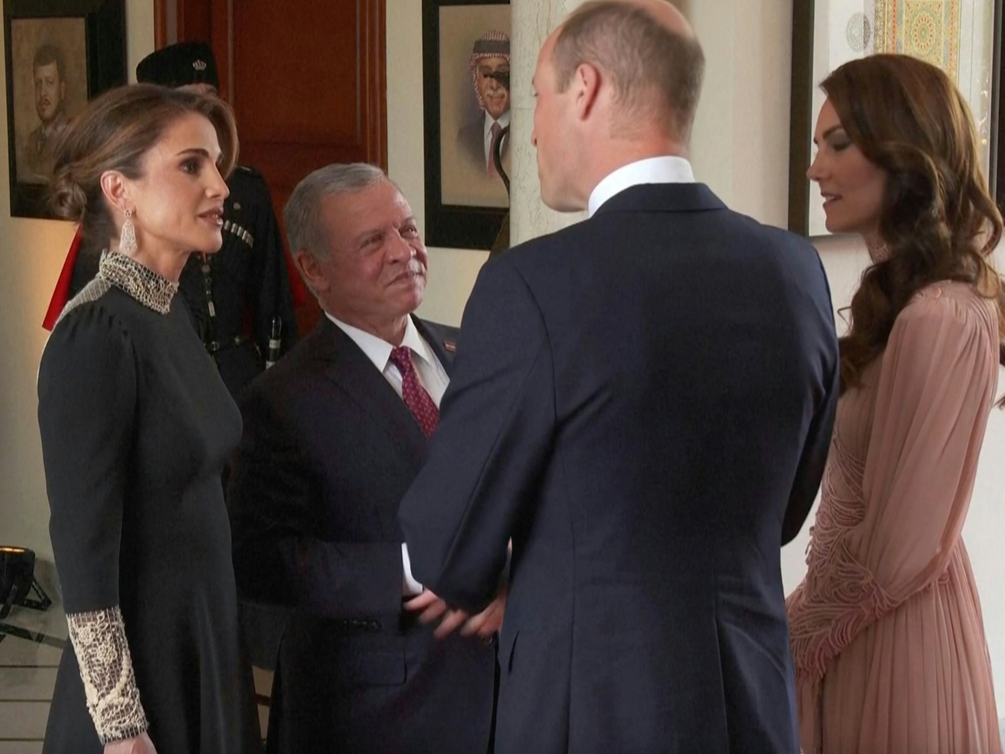 König Abdullah II. (2. v. l.) und die Königin Rania begrüßen Prinz William (2.v. r.) und seine Frau Prinzessin Kate vor der Trauung von Kronprinz Hussein und Rajwa Al Saif.