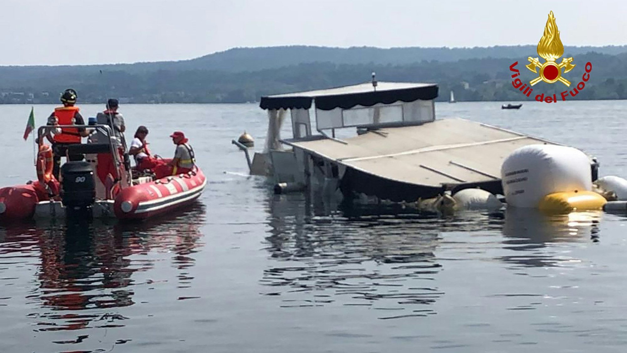 Einsatzkräfte der Feuerwehr holen das gesunkene Boot auf dem Lago Maggiore mit Ballons an die Oberfläche. Bei einem Bootsunglück auf dem zweitgrößten See Italiens sind am 28.05.2023 vier Menschen gestorben.