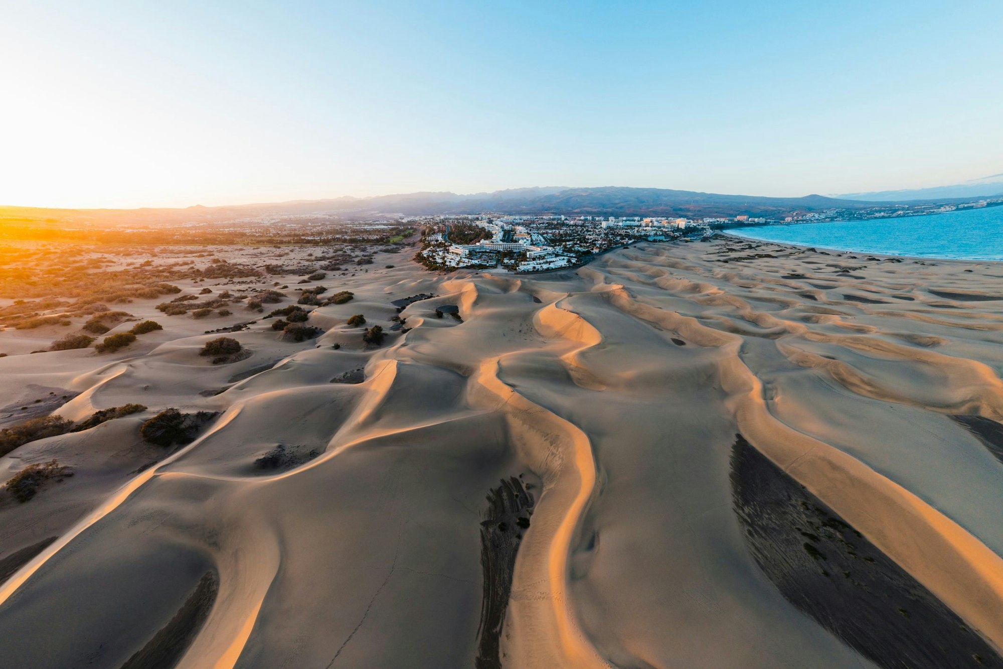 Sanddünen am Meer beim Sonnenuntergang.