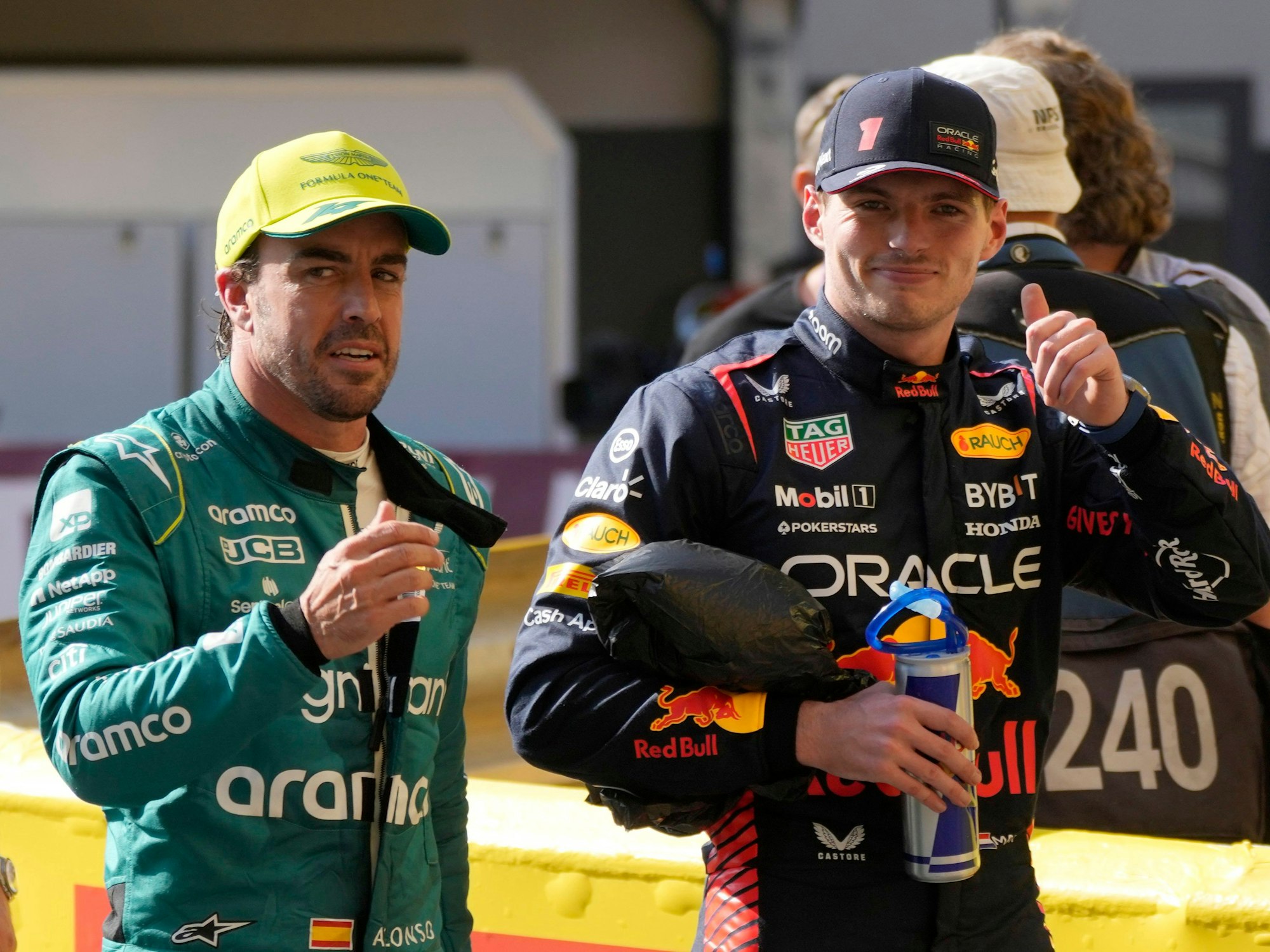 Fernando Alonso und Max Verstappen zeigen einen Daumen nach oben.