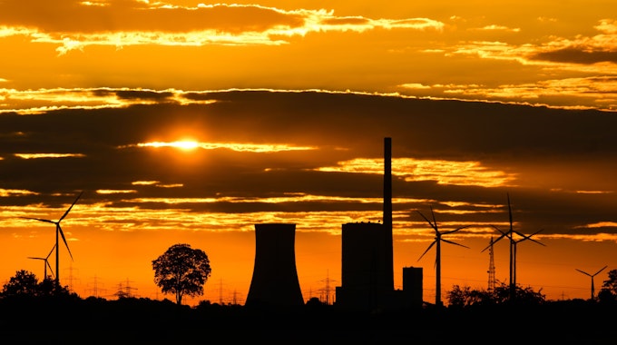 Die Sonne geht zwischen Wolken hinter dem Kraftwerk Mehrum im Landkreis Peine auf. Das Kohlekraftwerk ist seit dem 1. August als erster ·Marktrückkehrer· wieder am Netz. Eine Verordnung erlaubt, dass Steinkohlekraftwerke aus der sogenannten Netzreserve wieder in Betrieb gehen können, um Erdgas einzusparen.