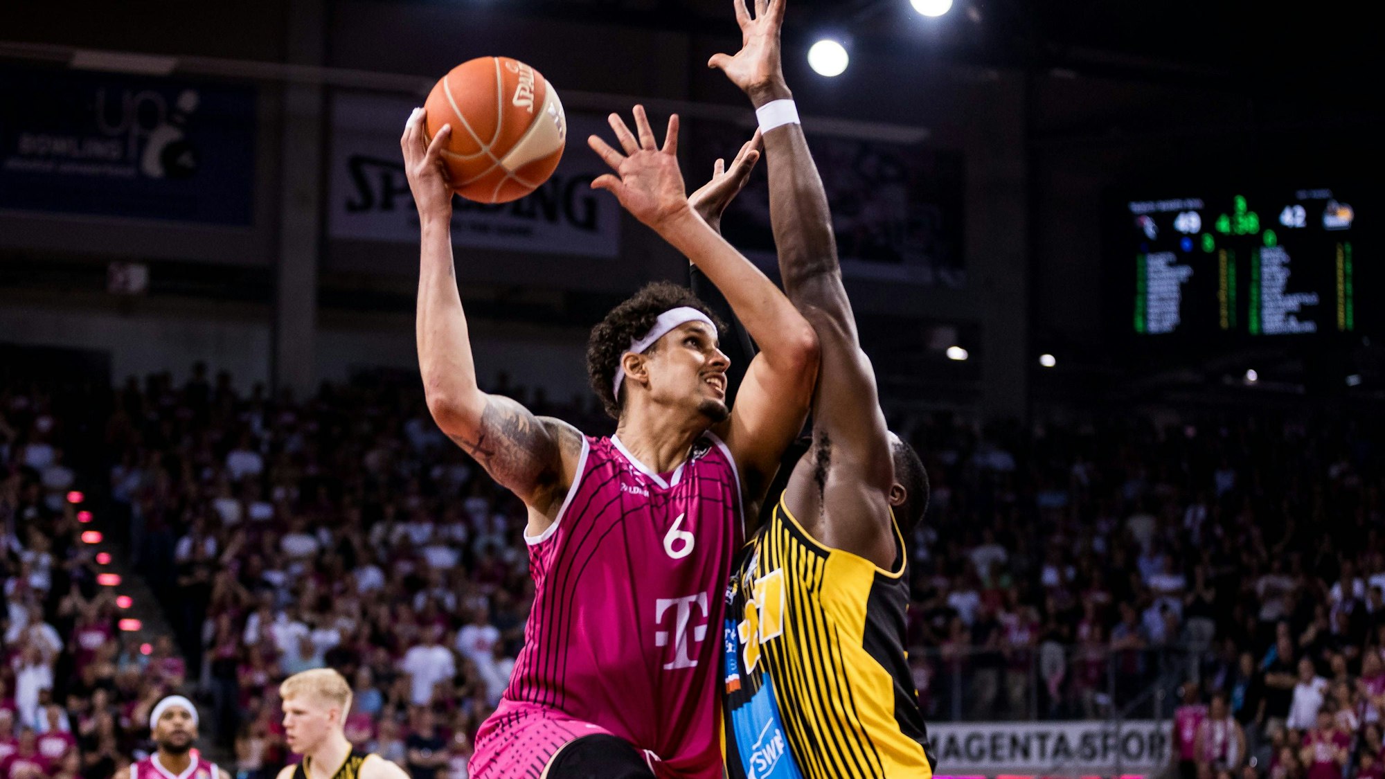 Michael Kessens (l.) von den Telekom Baskets Bonn zieht gegen Eddy Edigin zum Korb.