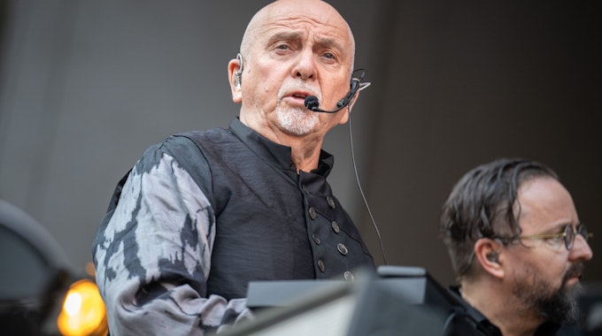 Peter Gabriel, britischer Musiker, singt auf der Bühne.