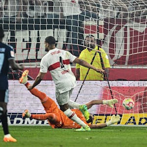 Stuttgarts Josha Vagnoman erzielt das 2:0. Hamburgs Torhüter Daniel Heuer Fernandes versucht noch an den Ball zu kommen.
