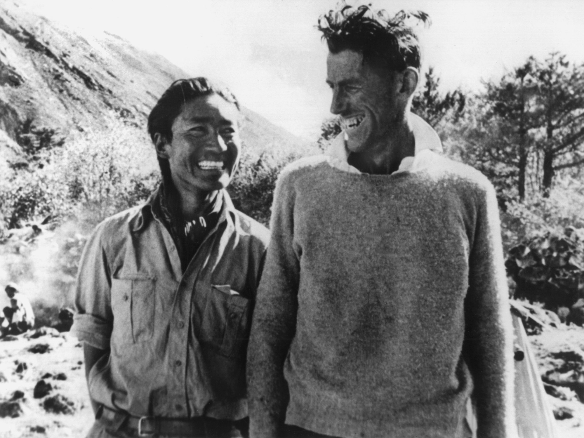ARCHIV - 31.05.1953, ---: Der neuseeländische Bergsteiger Edmund Hillary (r) mit dem Sherpa Tenzing Norgay (auch "Tiger des Schnees" genannt), der ihn bei der Erstbesteigung des Mount Everest 1953 begleitete.