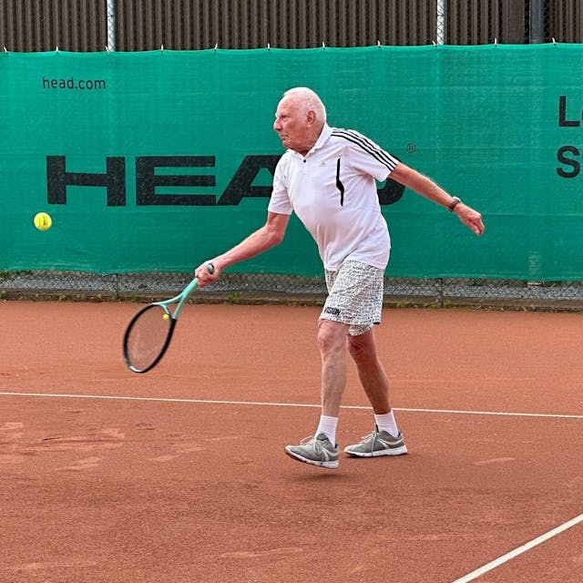 Ein Tennisspieler spielt auf der roten Asche.