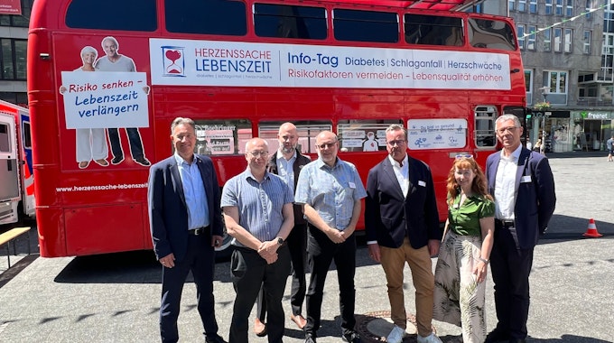 Am Doppeldeckerbus informierten die Partner der Schlaganfall-Initiative Oberberg rund um das Thema.
