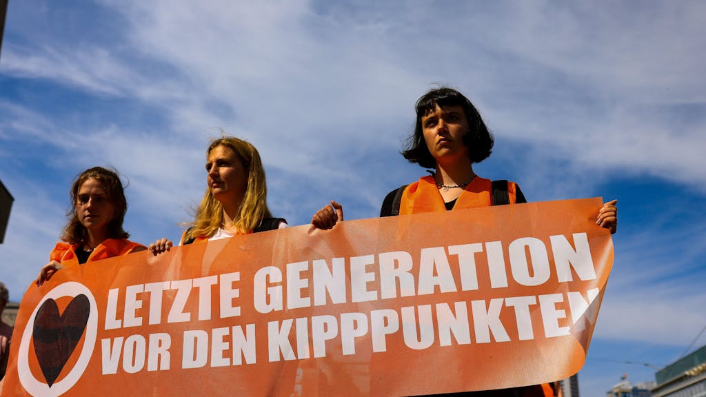 Teilnehmer und Teilnehmerinnen eines Protestmarsches der Letzten Generation gehen um den Leipziger Ring, hier im Mai 2023.