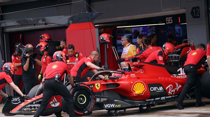 Der Ferrari von Charles Leclerc wird in die Garage geschoben.
