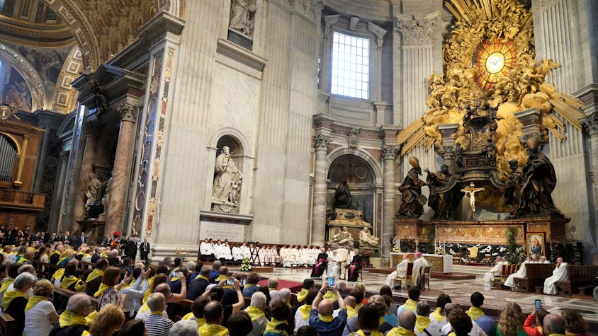 Papst Franziskus (hinten,M) spricht  im Petersdom. (Symbolbild)