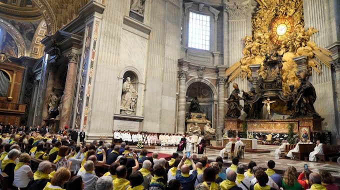Papst Franziskus (hinten,M) spricht  im Petersdom. (Symbolbild)