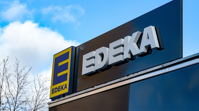 Das Logo vom Einzelhändler Edeka, hier im November 2020 in Berlin.