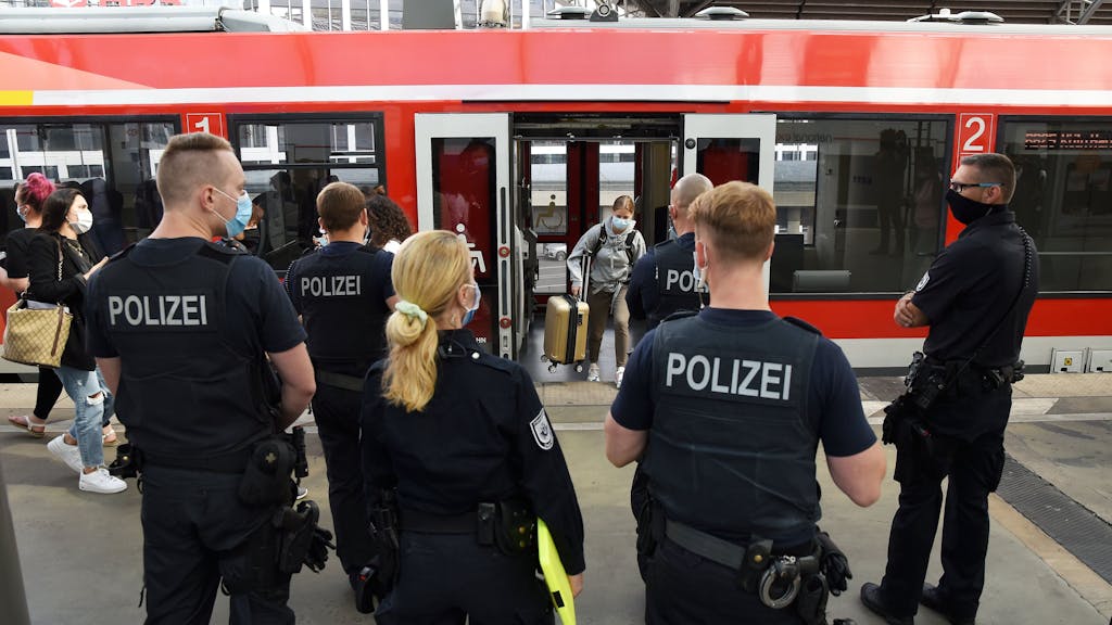 
Einsatzkräfte der Polizei stehen vor einem Zug am Kölner Hauptbahnhof.