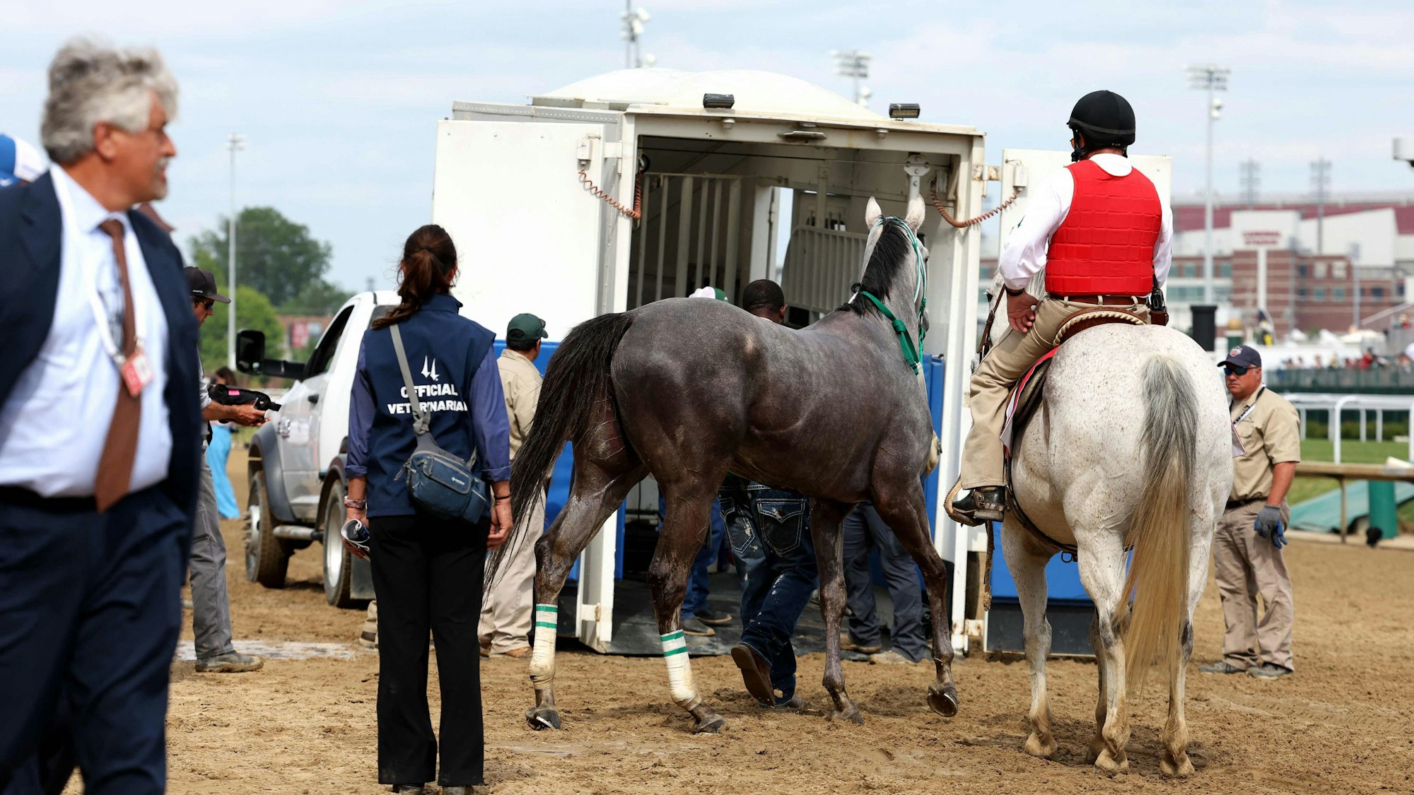 Ein Pferd wird nach dem Kentucky Derby in Churchill Downs in eine medizinische Versorgungsbox geführt.