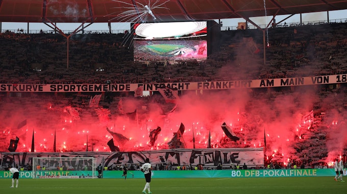 RB Leipzig gegen Eintracht Frankfurt im DFB-Pokalfinale in Berlin. Auf den Tribünen wurde reichlich gezündet.