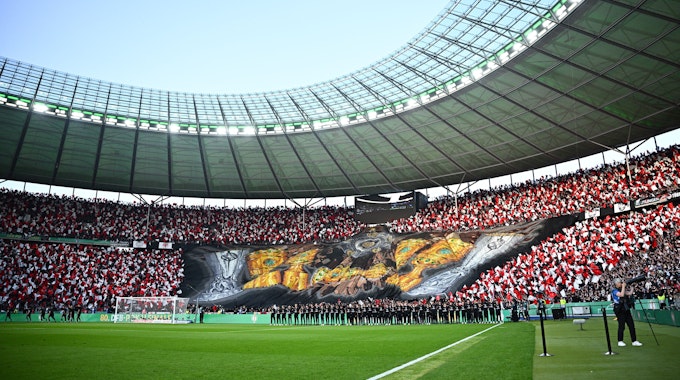 Die Fans von Eintracht Frankfurt mit einer Choreografie vor dem Spiel.