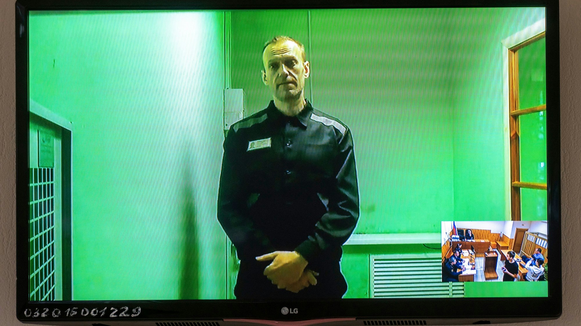 Der russische Oppositionsführer Alexej Nawalny spricht in einer von der russischen Strafvollzugsbehörde bereitgestellten Videoübertragung, aus dem Gefängnis. Ein Foto zeigt einen Fernsehbildschirm, auf dem er zu sehen ist.