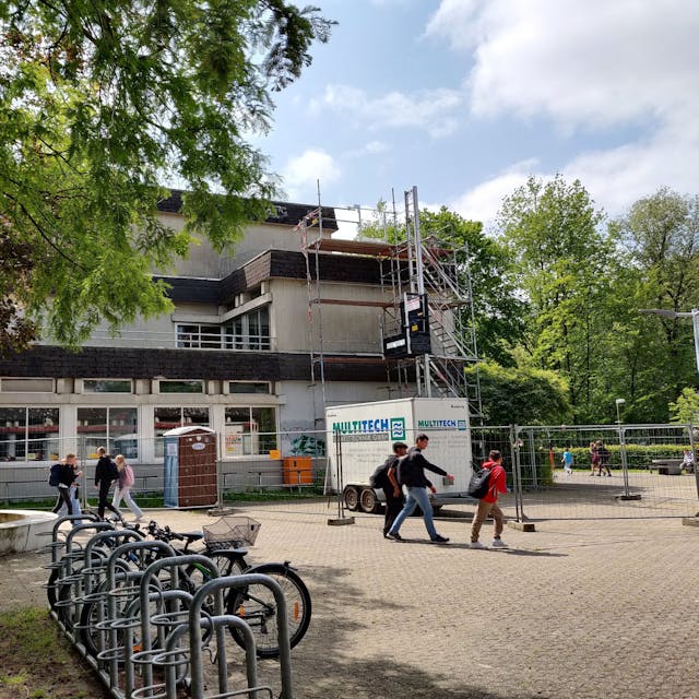 Baugerüste für die PCB-Sanierung stehen außen an der Sekundarschule Leichlingen.