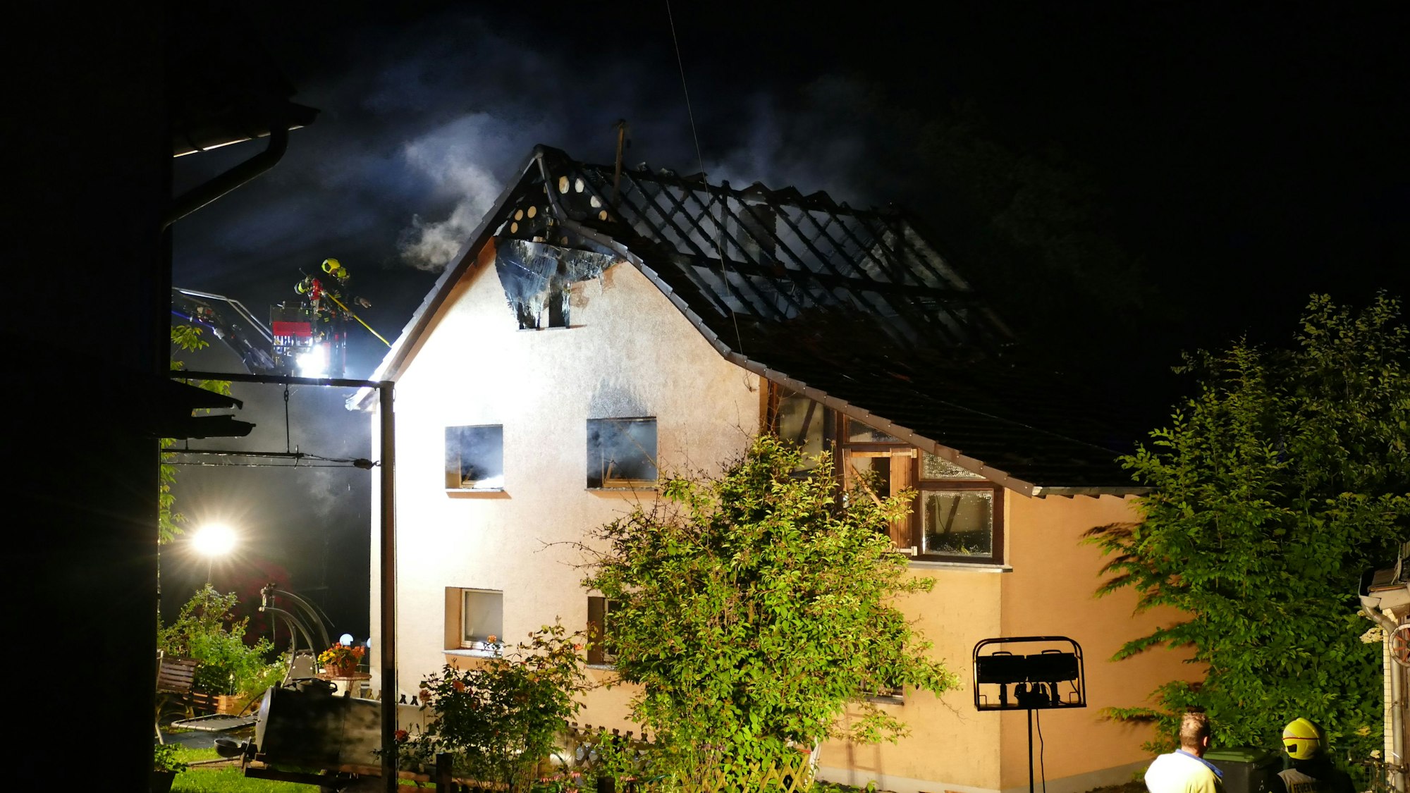 Blick auf das zerstörte Wohnhaus: Der Dachstuhl ist größtenteils ausgebrannt.