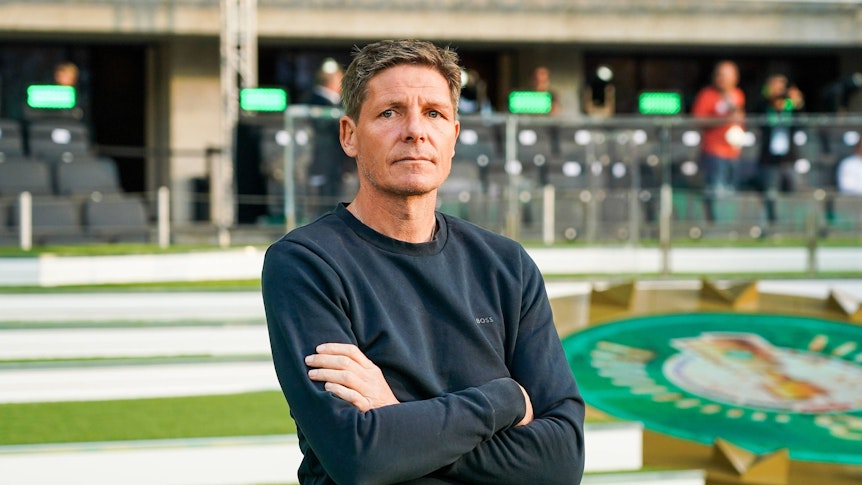 Trainer Oliver Glasner steht beim DFB-Pokalfinale von Eintracht Frankfurt am 3. Juni 2023 am Spielfeldrand.