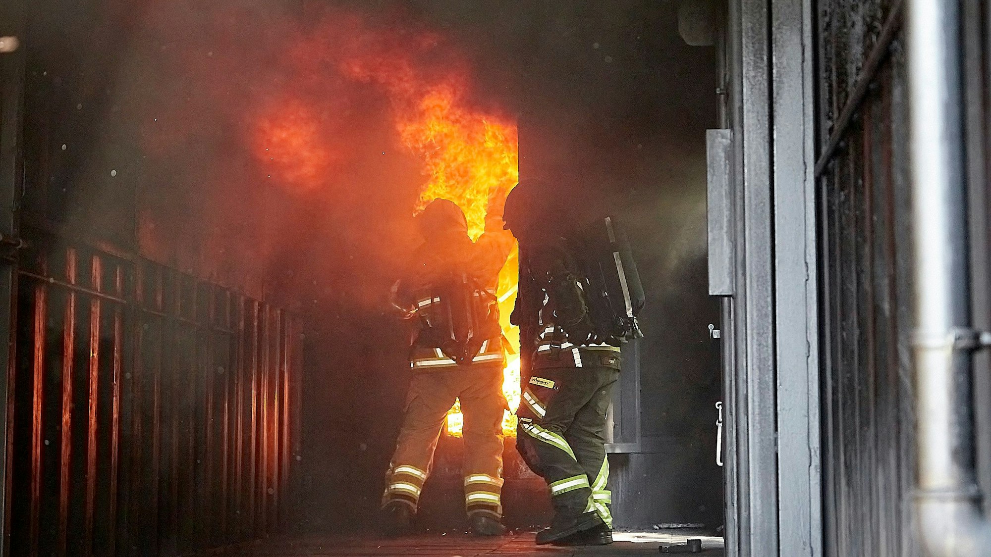 Acht Tage lang erfahren Feuerwehrleute aus dem Kreis  in Schleiden eine Realbrandausbildung. Mit Paletten wird das Feuer angestocht.