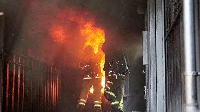 Acht Tage lang erfahren Feuerwehrleute aus dem Kreis  in Schleiden eine Realbrandausbildung. Mit Paletten wird das Feuer angestocht.