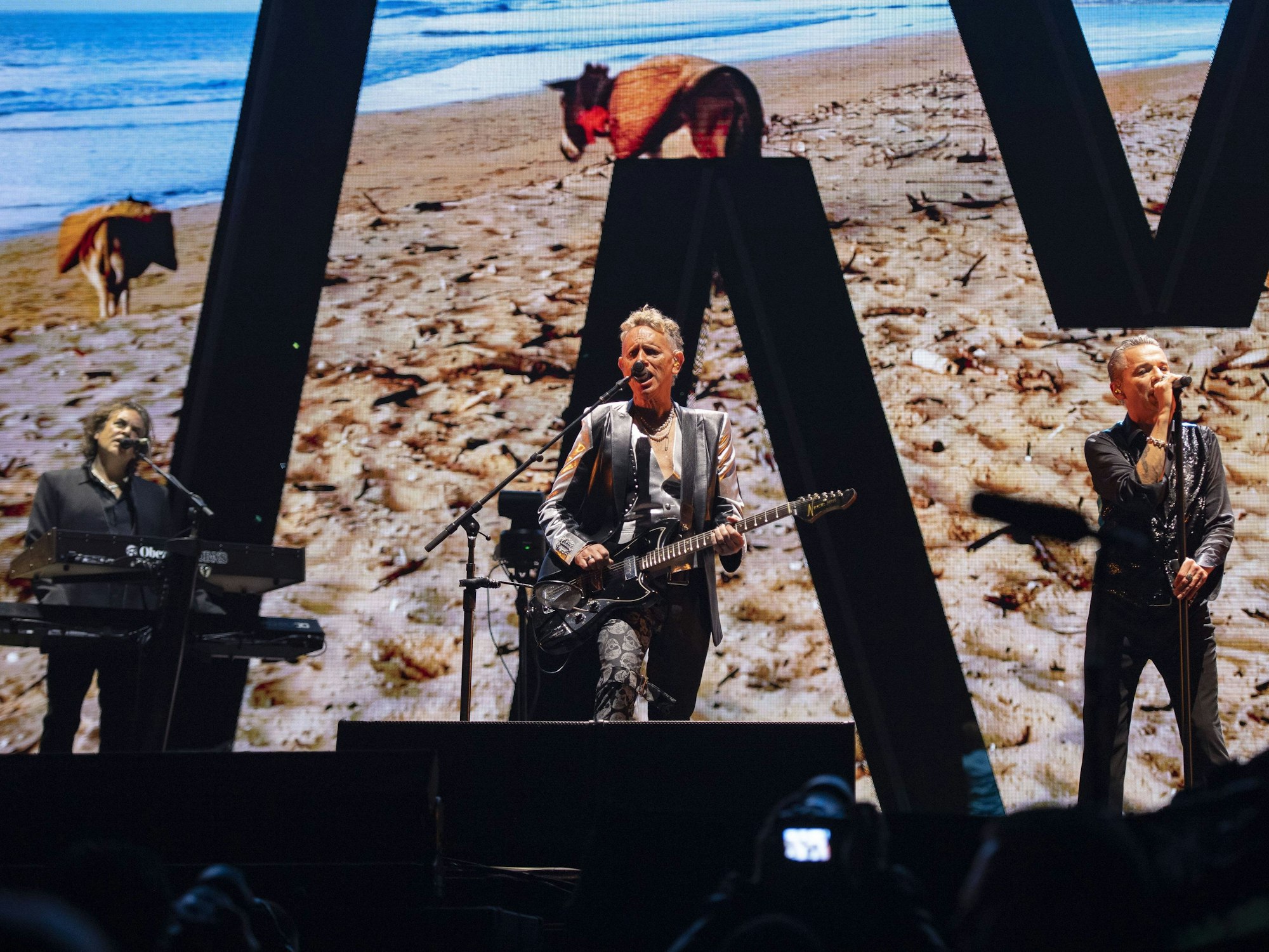 Depeche Mode stehen beim Konzert auf der Bühne.