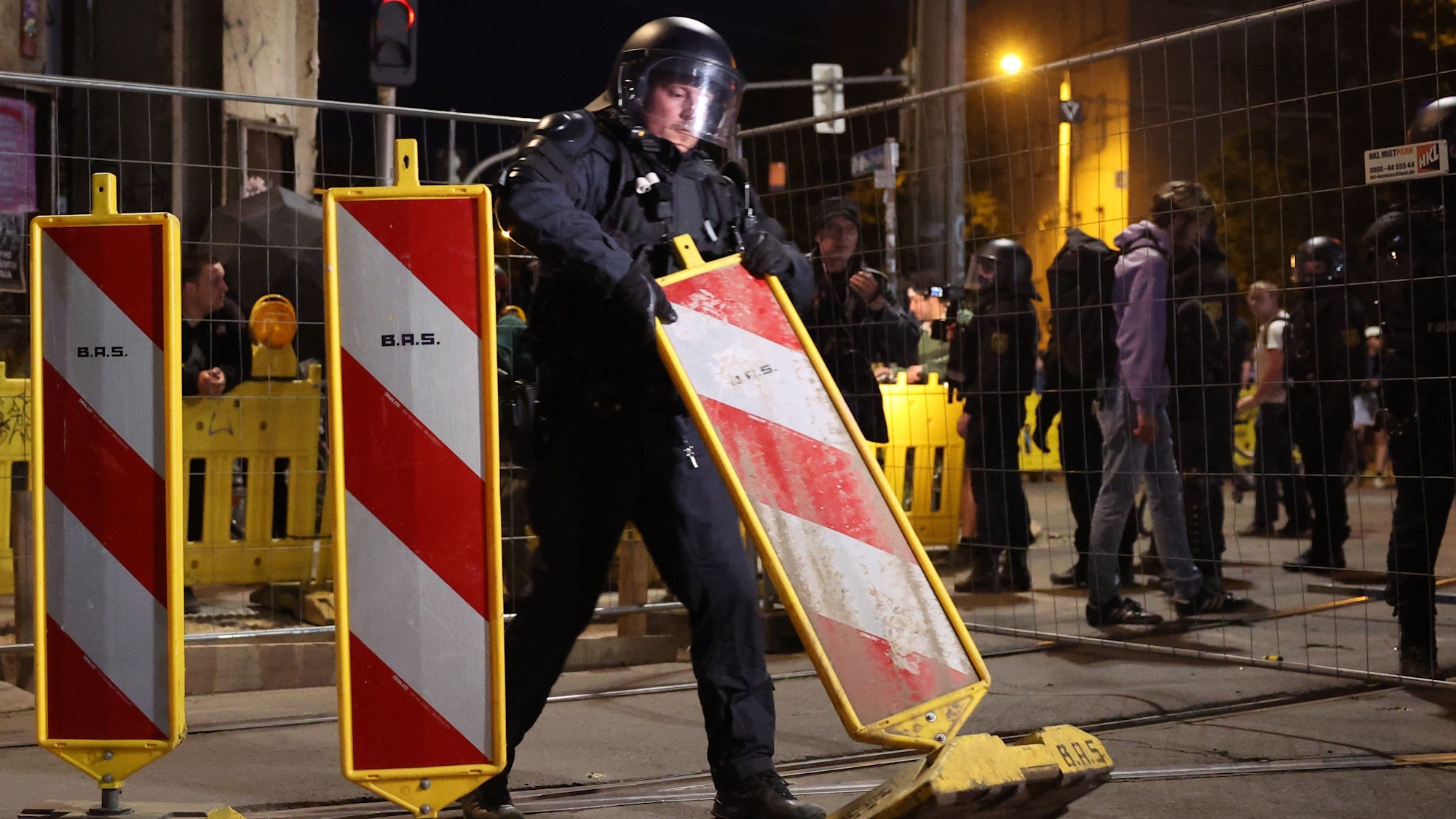 Proteste in Leipzig: Ein Polizist steht an Absperrungen. Bei der Demo am Samstagabend hat ein Pizza-Lieferant offenbar Barrikaden geräumt. (Symbolbild)