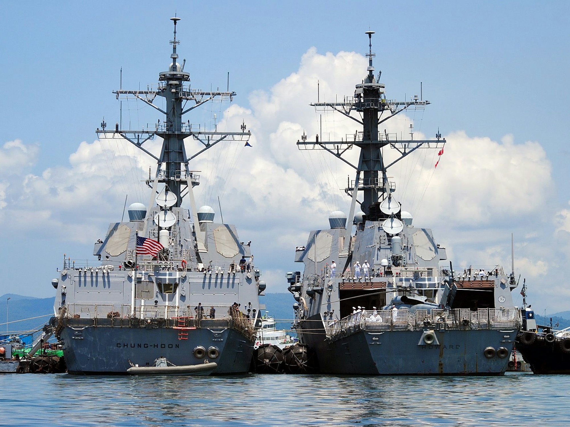 Die US-Marineschiffe USS Chung-Hoon (links) und USS Howard (rechts) docken während eines Besuchs im Hafen von Puerto Princesa City in der Provinz Palawan im Westen der Philippinen an, hier im Juni 2011.