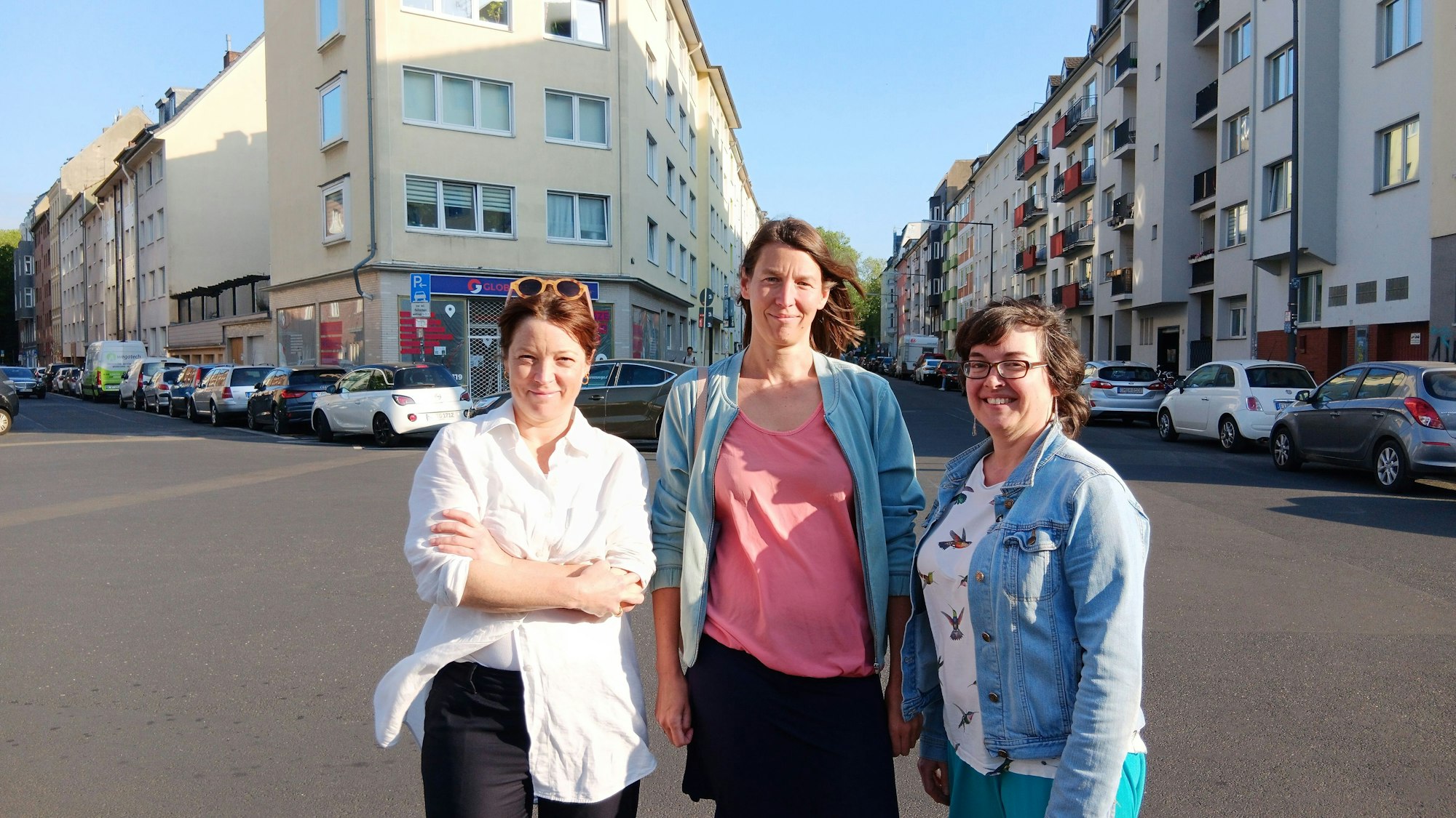 Dr. Sybille Fraquelli, Clara Walther und Vera Witteck (v.l.) stehen auf der Kreuzung Pfälzer Straße/Trierer Straße.