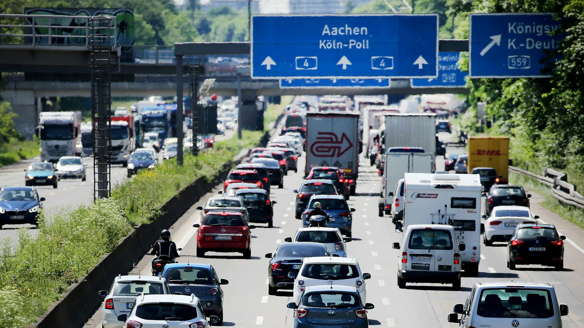 Fahrzeuge stehen auf der Autobahn A4 auf dem Kölner Ring im Stau.