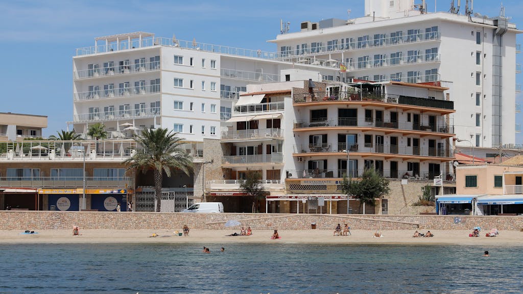 Blick auf Geschäfte und Hotels in Can Pastilla in Palma de Mallorca, hier im August 2020.