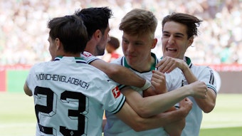 Luca Netz (M.) von Fußball-Bundesligist Borussia Mönchengladbach hat sich verletzt. Hier ist der Linksfuß am 27. Mai 2023 zu sehen. Er jubelt mit seinen Mitspielern.