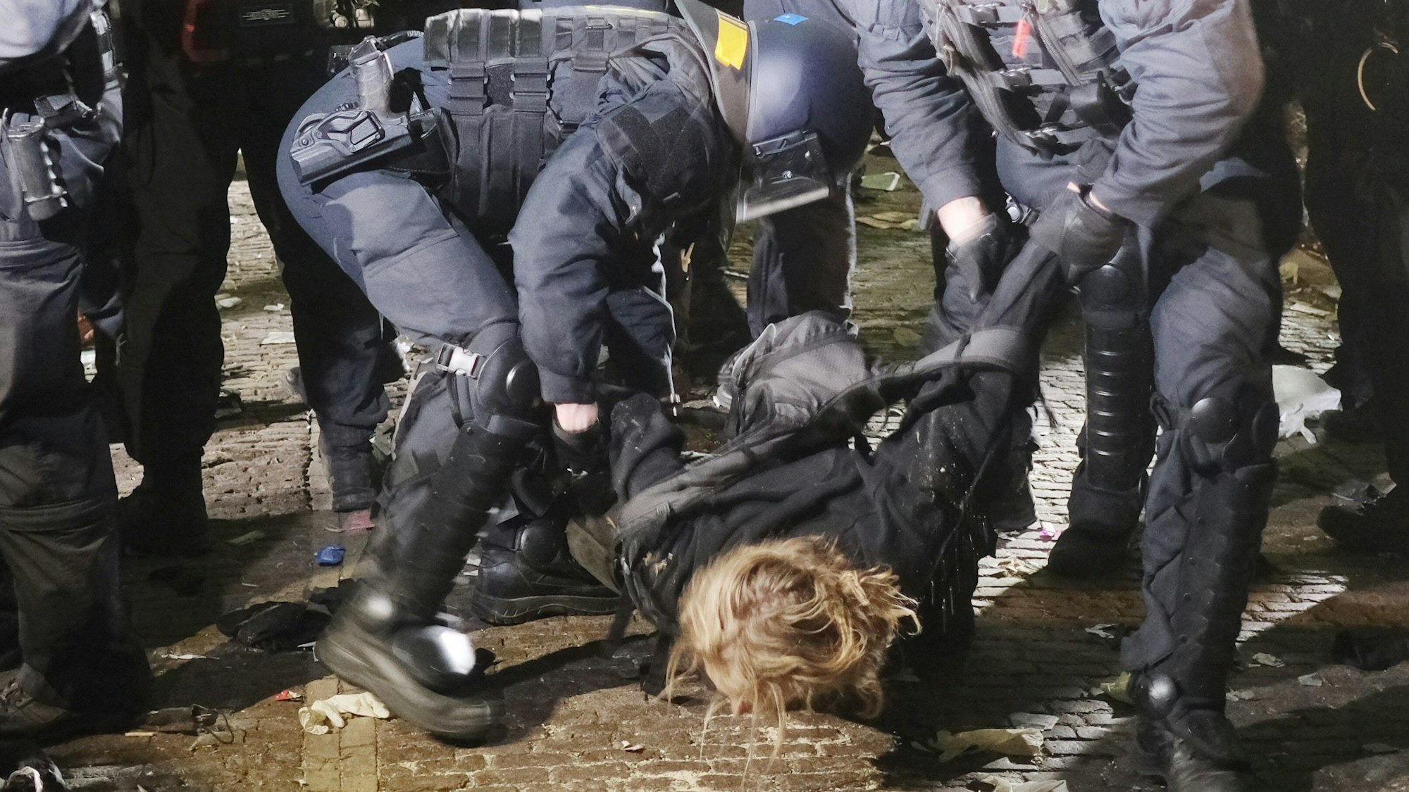 Demo in Leipzig: Ein Demonstrant wird von der Polizei in Gewahrsam genommen.