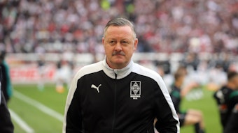 Roland Virkus, Manager von Borussia Mönchengladbach, steht beim Gladbach-Auswärtsspiel beim VfB Stuttgart am 29. April 2023 am Spielfeldrand.