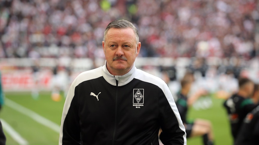 Roland Firkus, allenatore del Borussia Mönchengladbach, è in disparte durante la partita del Gladbach in trasferta a Stoccarda il 29 aprile 2023.